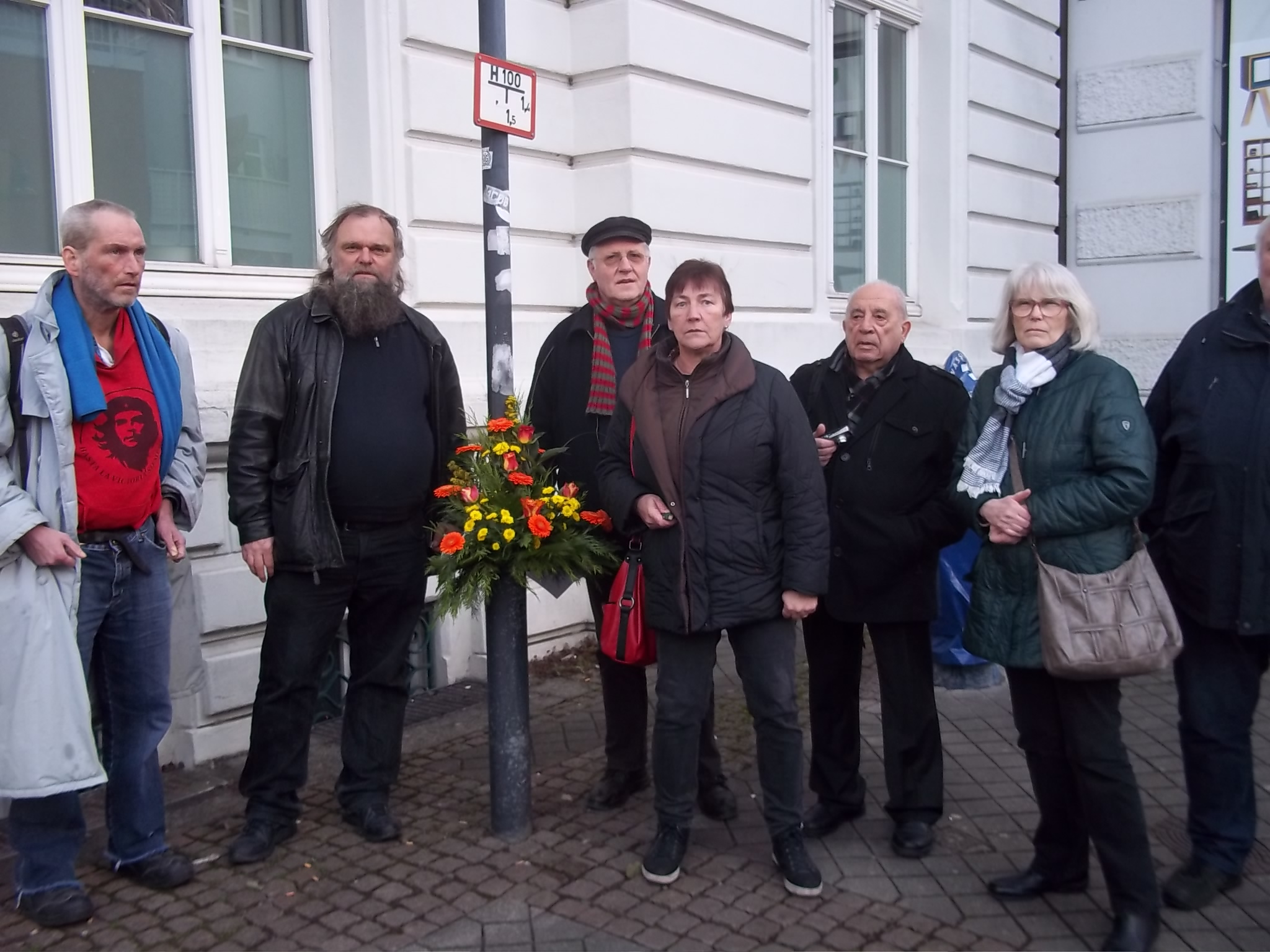 Gruppenbild an der Gedenktafel am alten Rathaus